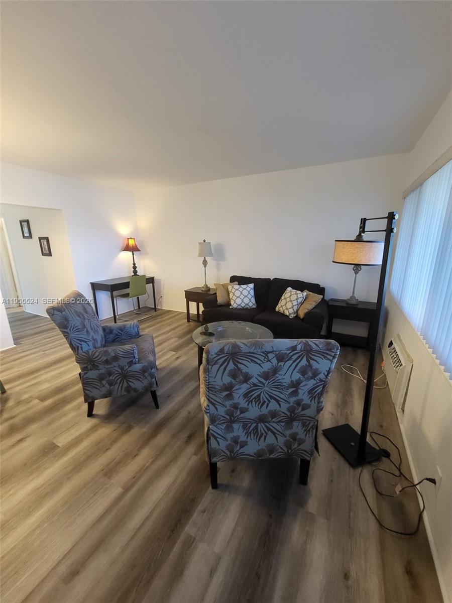 PASADENA GARDEN APARTMENT - Residential