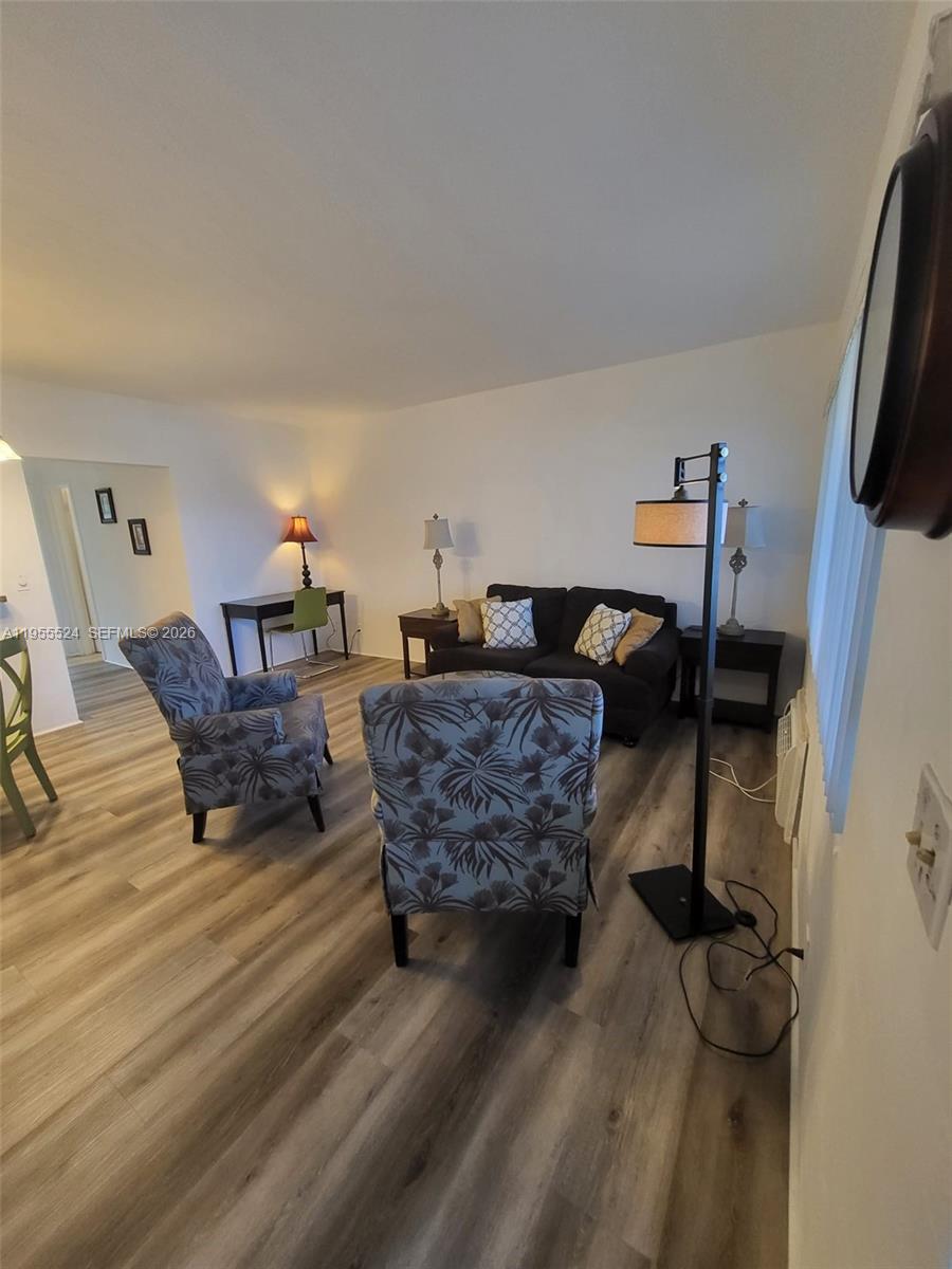 PASADENA GARDEN APARTMENT - Residential