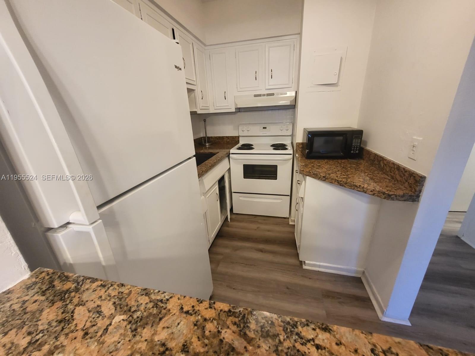 PASADENA GARDEN APARTMENT - Residential