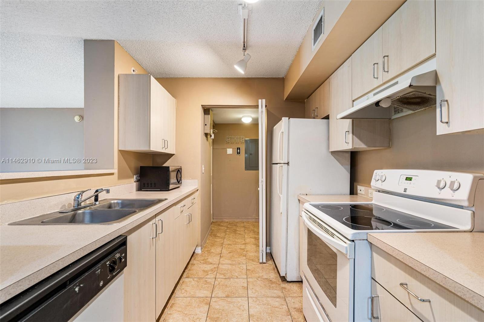 DEVONAIRE CONDO AT PEMBRO - Residential Lease