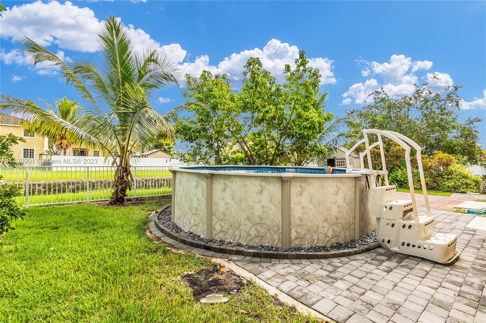 MANDARIN LAKES - Residential