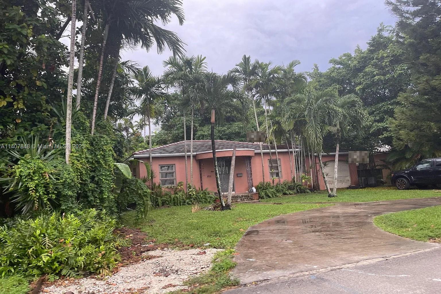 In the exclusive area of Miami Shores with a special and relaxing natural environment. A friendly mix of old and modern. Ready to recreate to the taste of a new buyer. We found this dream house.