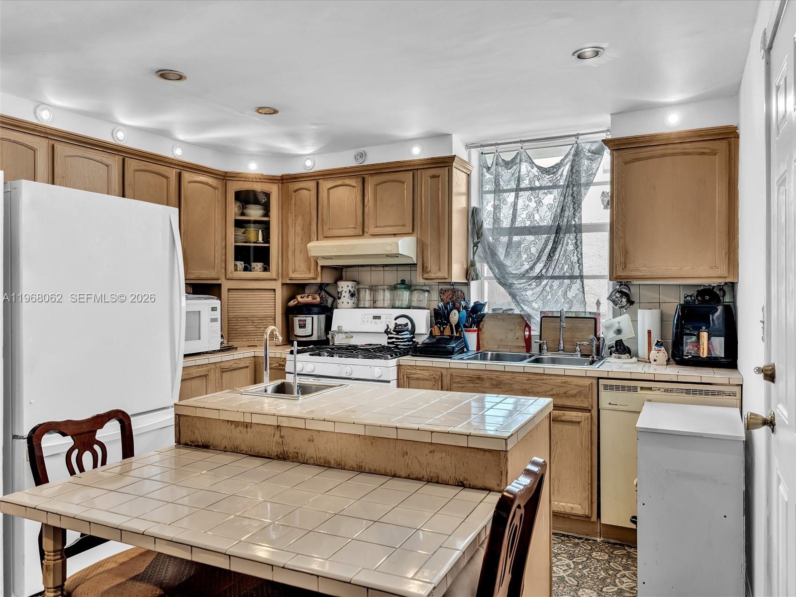 BAYLIS CONDO - Residential