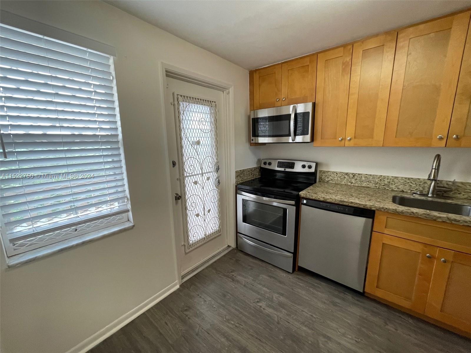 HILLCREST COUNTRY CLUB AP - Residential Lease