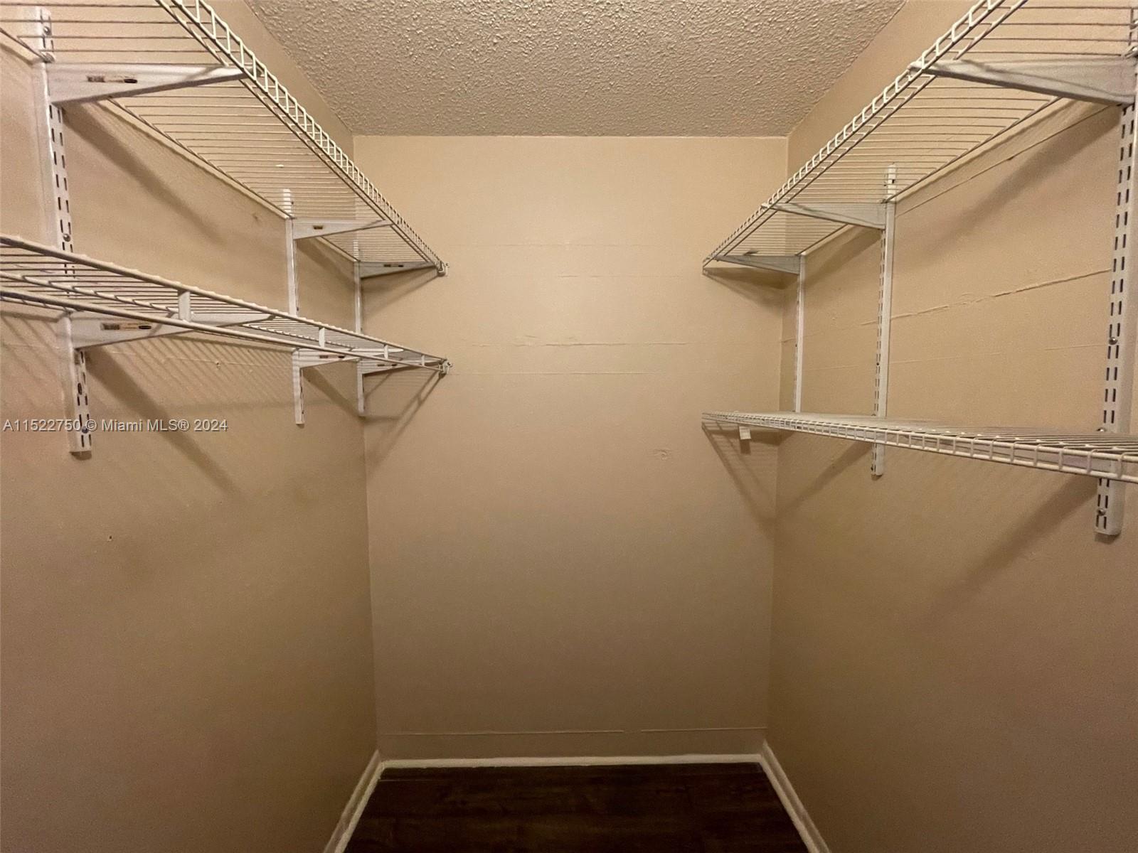HILLCREST COUNTRY CLUB AP - Residential Lease