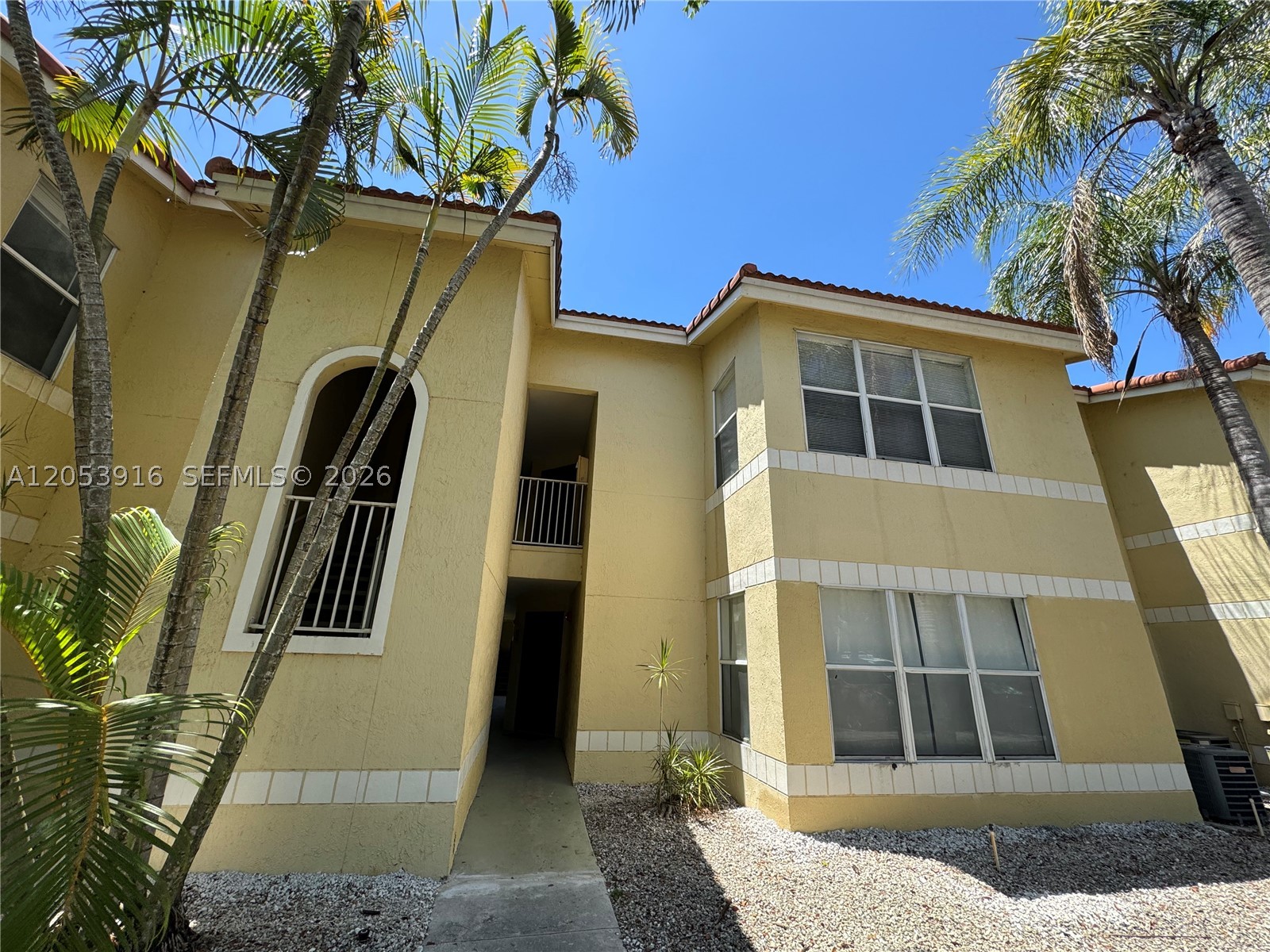 A MUST SEE!!! WELL MAINTAINED 1 BED APARTMENT, SECOND FLOOR. ALL APPLIANCES. HIGHWAY, SUPERMARKETS IN MINUTES.