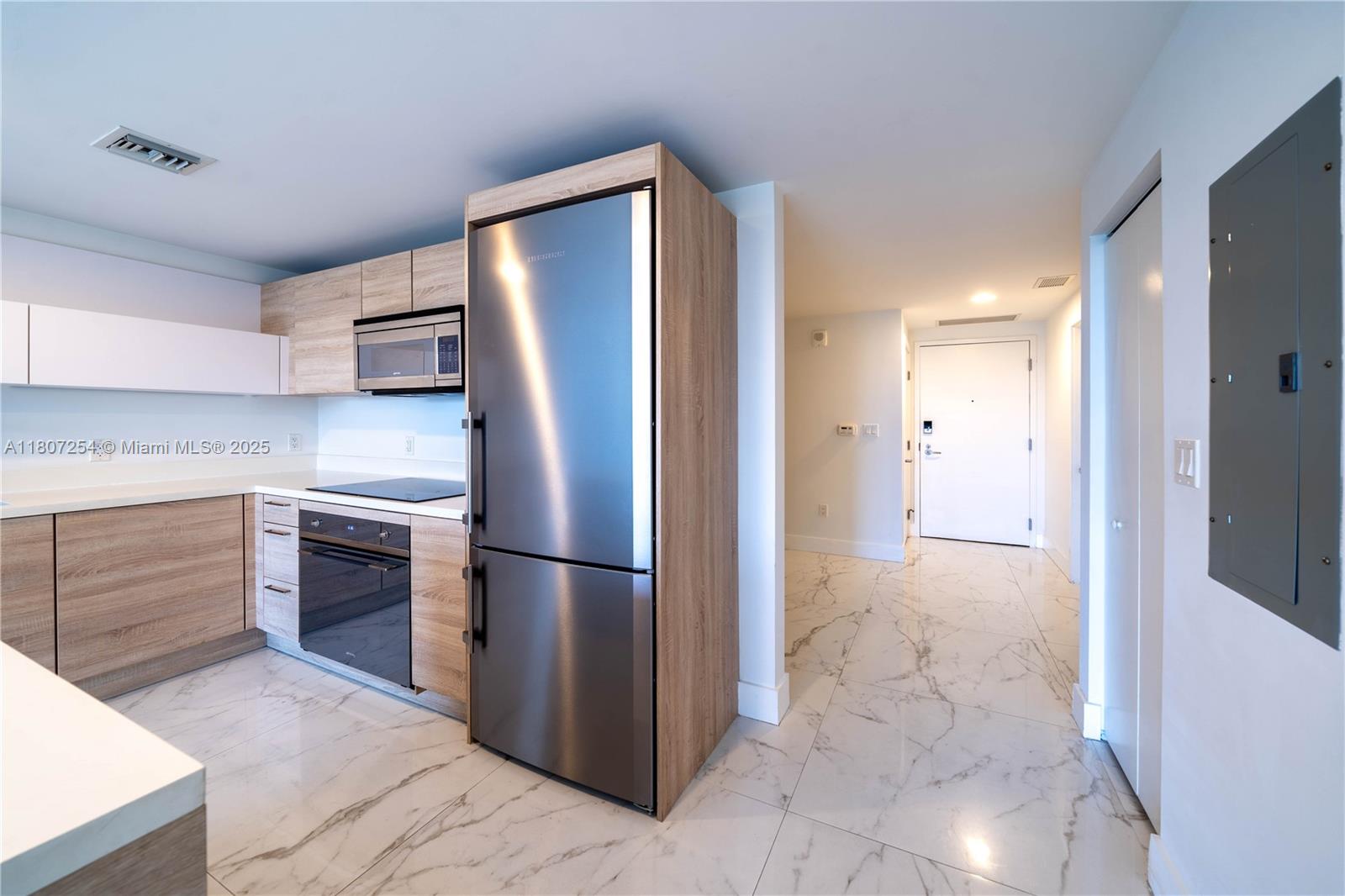 Modern apartment with water Views of Canal & Bay and Spacious 2 Bedroom + DEN East Facing on the spectacular The Harbour Condominium. Unit with private elevator, two garage, tile flooring, shower Glass door in both bathrooms and California walk in closet with drawers and Jacuzzi. This unit has 2 parking space with easy access on the same level Building offers state of the art commune areas, pool, spa, sauna, gym, children room area, beach, 24 hours security guard, valet parking, basketball and soccer courts.