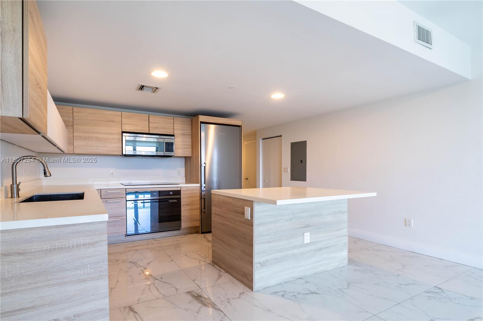 THE HARBOUR SOUTH CONDO - Residential
