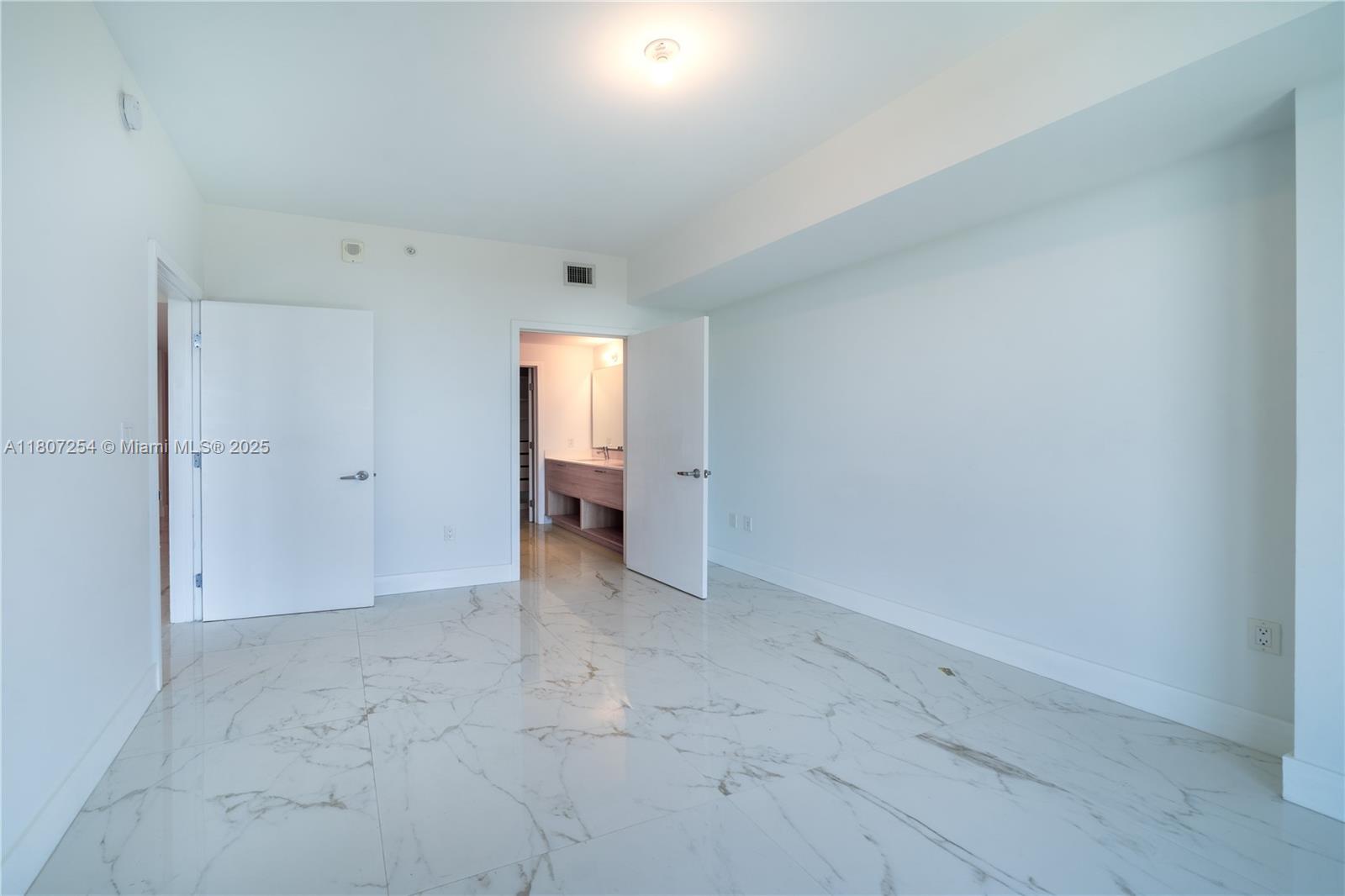 THE HARBOUR SOUTH CONDO - Residential