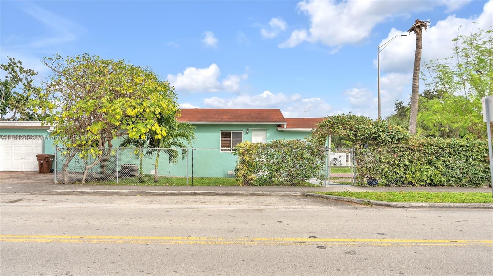 Captivating house for rent in Hialeah! This 4-bedroom, 2-bath gem, complete with 5 parking spaces, ample yard minutes away from Major Highways and Miami International Airport

Don't miss out on the opportunity to explore this property 
Easy access SUPRA -No code needed