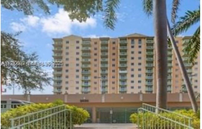 VERY SPACIOUS 2 BEDROOM 2 FULL BATH WITH GREAT VIEWS OF MIAMI AND CORAL GABLES SKYLINE. PRICED FOR QUICK SALE. CENTRAL LOCATION WITH ABILITY TO WALK TO SHOPS AND DINING A FEW BLOCKS AWAY.