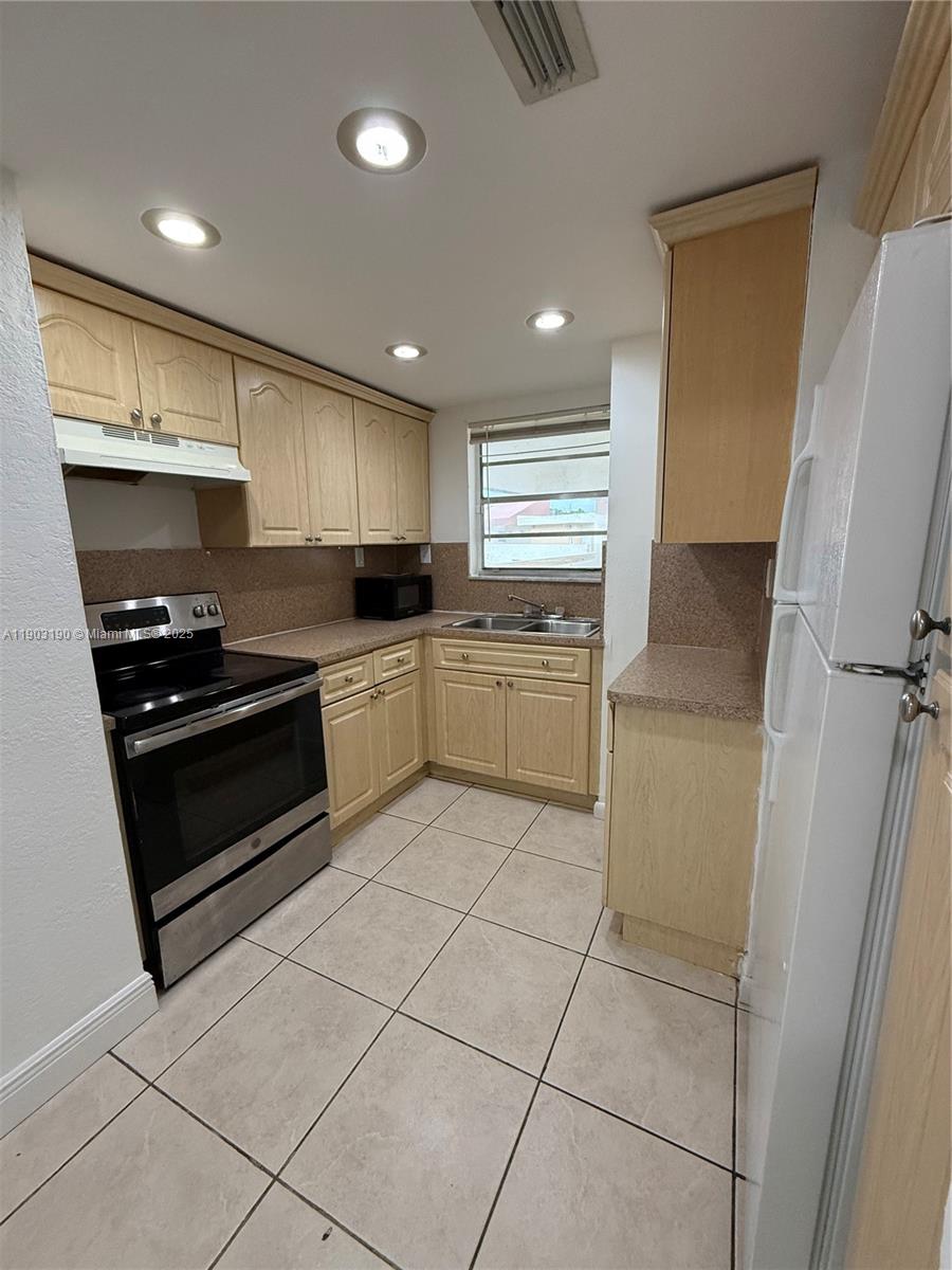 Freshly painted in white. 2/2 Top floor. Minutes from 836, shopping and entertainments !
ALL OFFERS MUST BE SUBMITTED WITH THE LAST 3 PAY STUBS, COPY OF POLICE REPORT, RENTAL APPLICATION, FULL CREDIT REPORT AND DRIVERS LICENSE........ Easy to show in LOCKBOX... use showing request for lockbox combination...