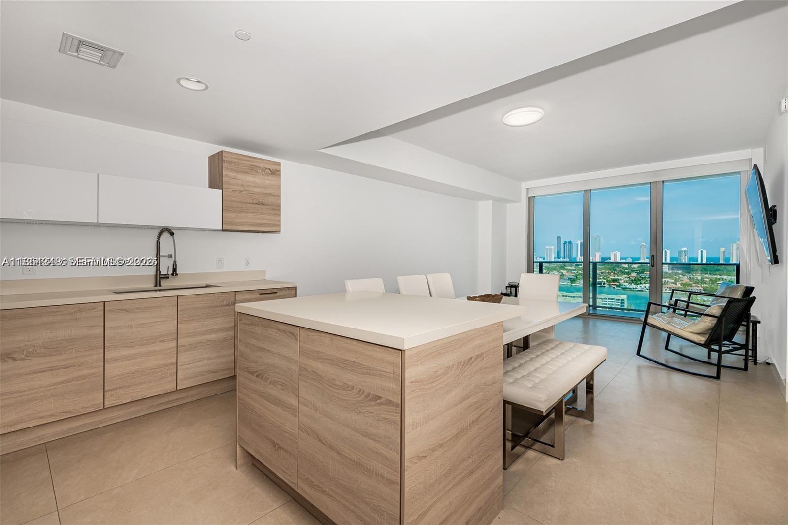 THE HARBOUR SOUTH CONDO - Residential