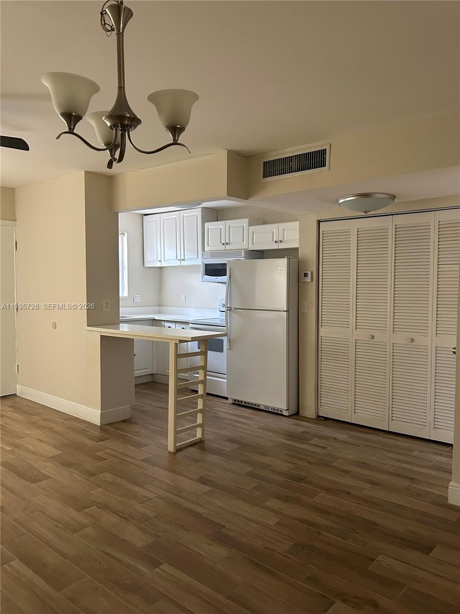 Great location by MOCA Museum. Either you want to invest or live in the apartment, this recently remodeled unit, offers you 1 bedroom & 1.5 bath for comfort. wooden floors, 1 parking space, pool, laundry facilities, garden style apartment. Conveniently located closed to bus stop, shops, main highways, cafes, museums, city hall and more! Sorry, NO PETS allowed. It can be rented as soon as purchased. Also for RENT!