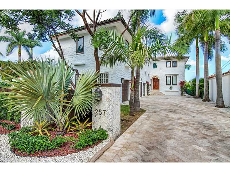 Relax & enjoy the peaceful, sweeping views from your private dock & pool deck. This large home features an open floorplan, media room, gourmet kitchen & wet bar making it a perfect entertainment space or family home. Separate guest suite with full size ki tchen & bathroom adds to the appeal of this unique property in the ideal Miami Beach location. Featuring spacious 4 car garage and 3 boat slips. Palm Island amenities include: tennis courts, covered playground, basketball court, picnic area & guard gate.
