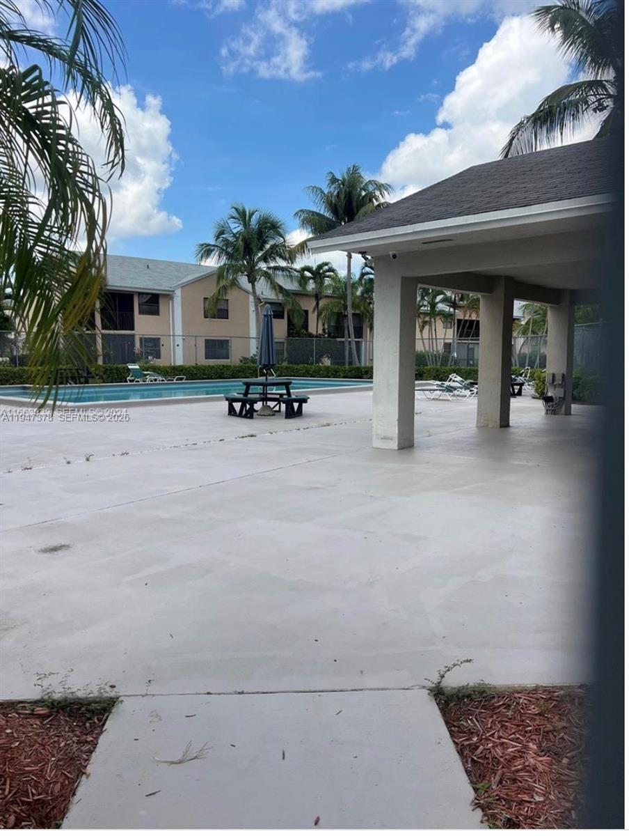 LAKESHORE CONDO #4 - Residential