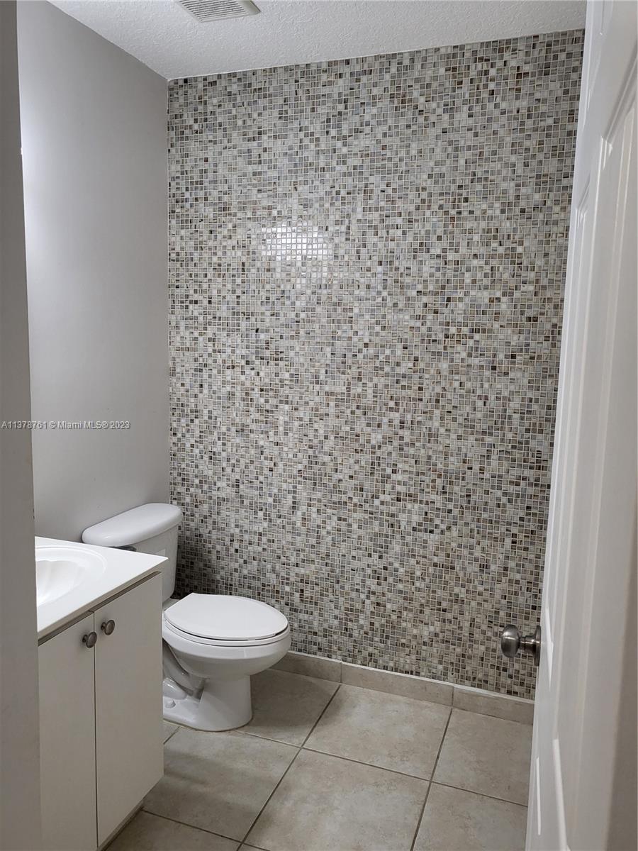 THE COURTS AT BAYSHORE I - Residential Lease