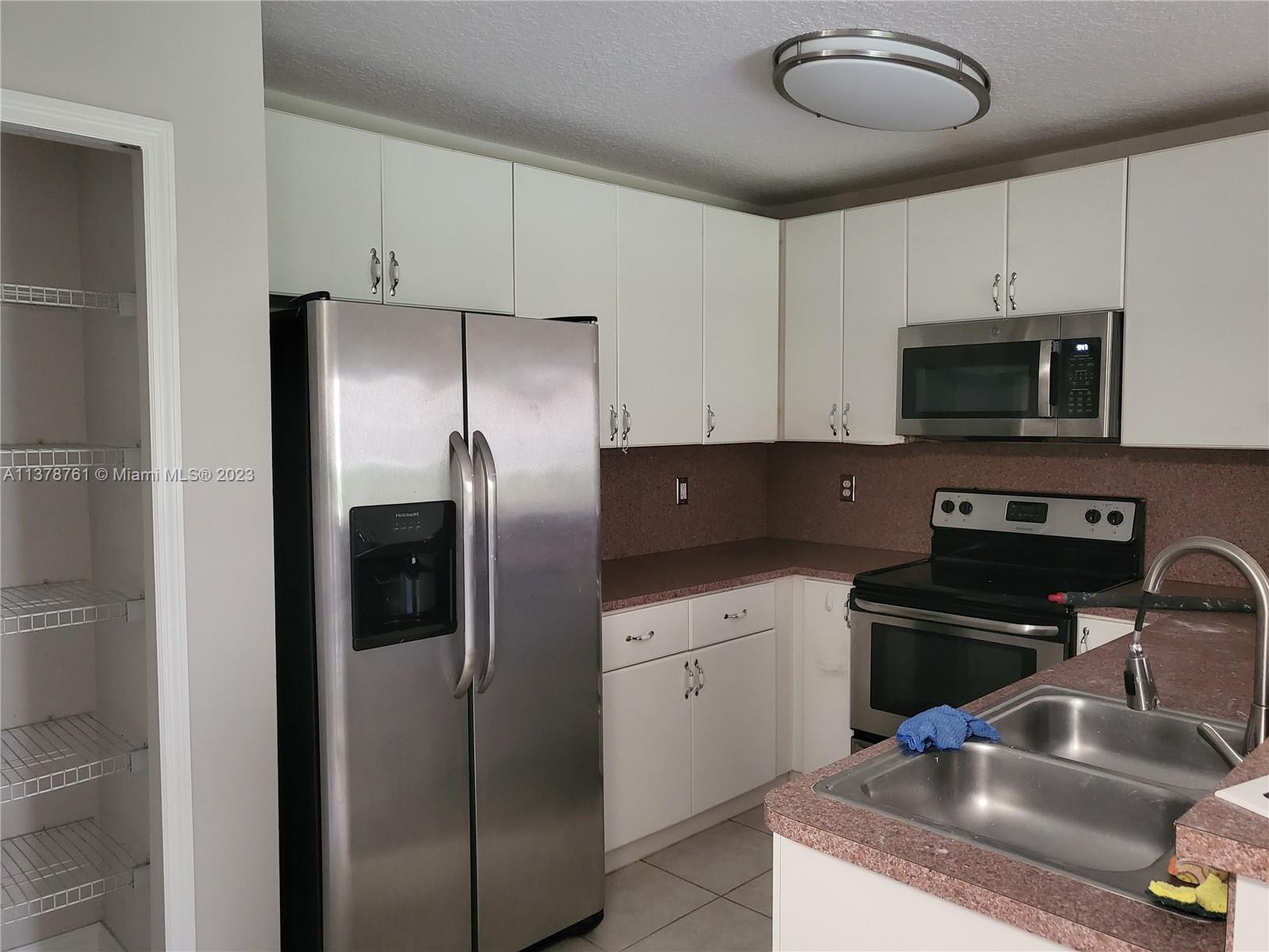 THE COURTS AT BAYSHORE I - Residential Lease
