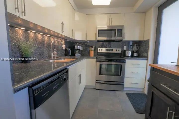 YACHT CLUB CONDO (THE) - Residential