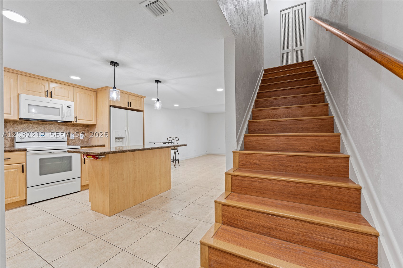 ANCHOR CONDOMINIUM - Residential