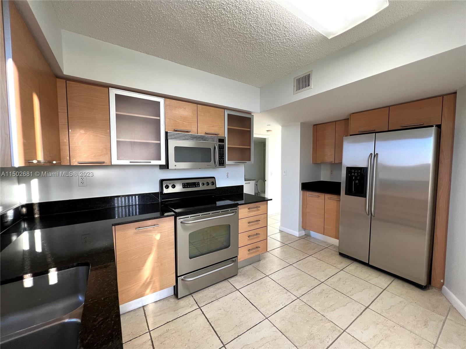 PARC CENTRAL AVENTURA SOU - Residential Lease