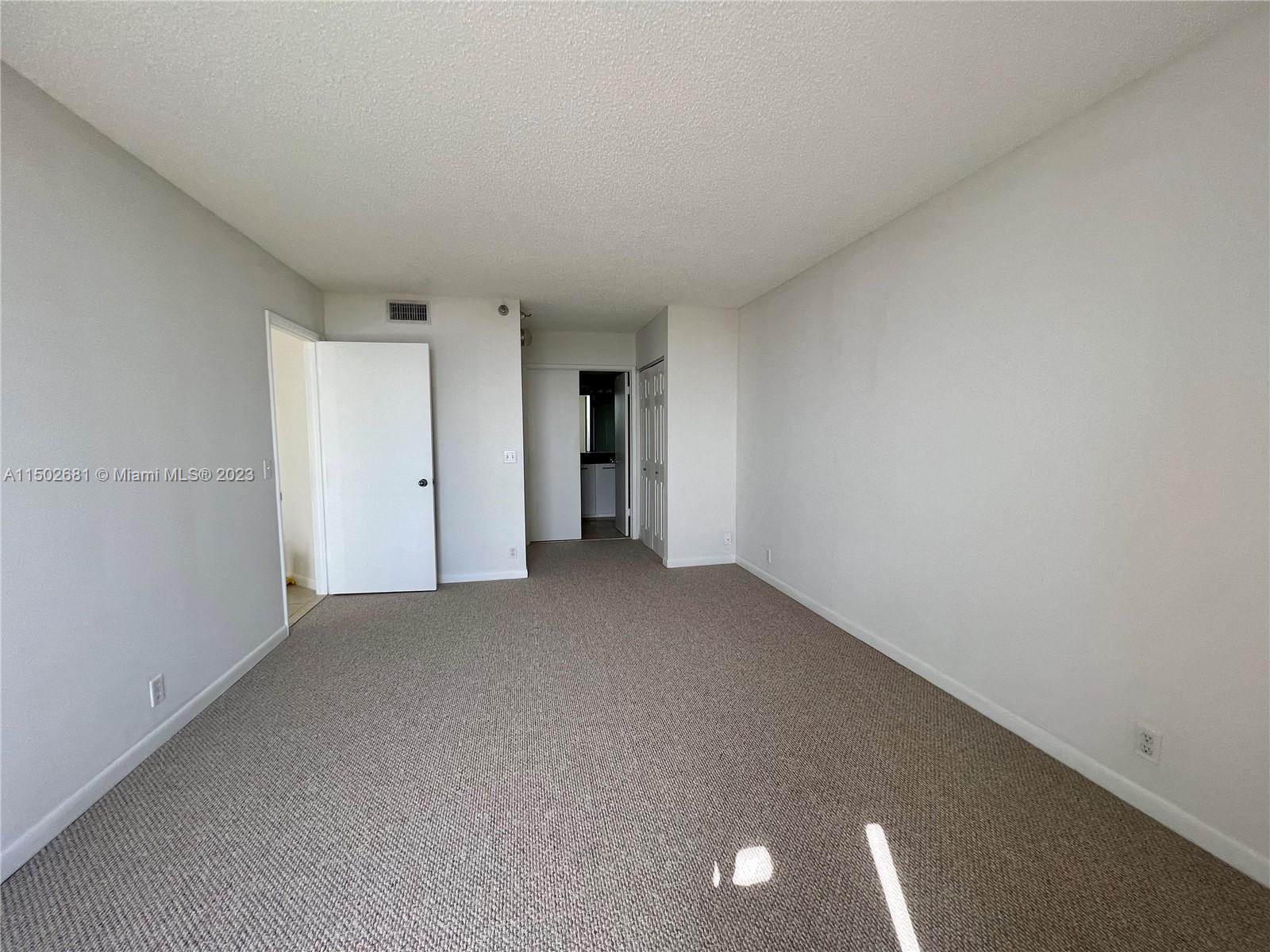 PARC CENTRAL AVENTURA SOU - Residential Lease