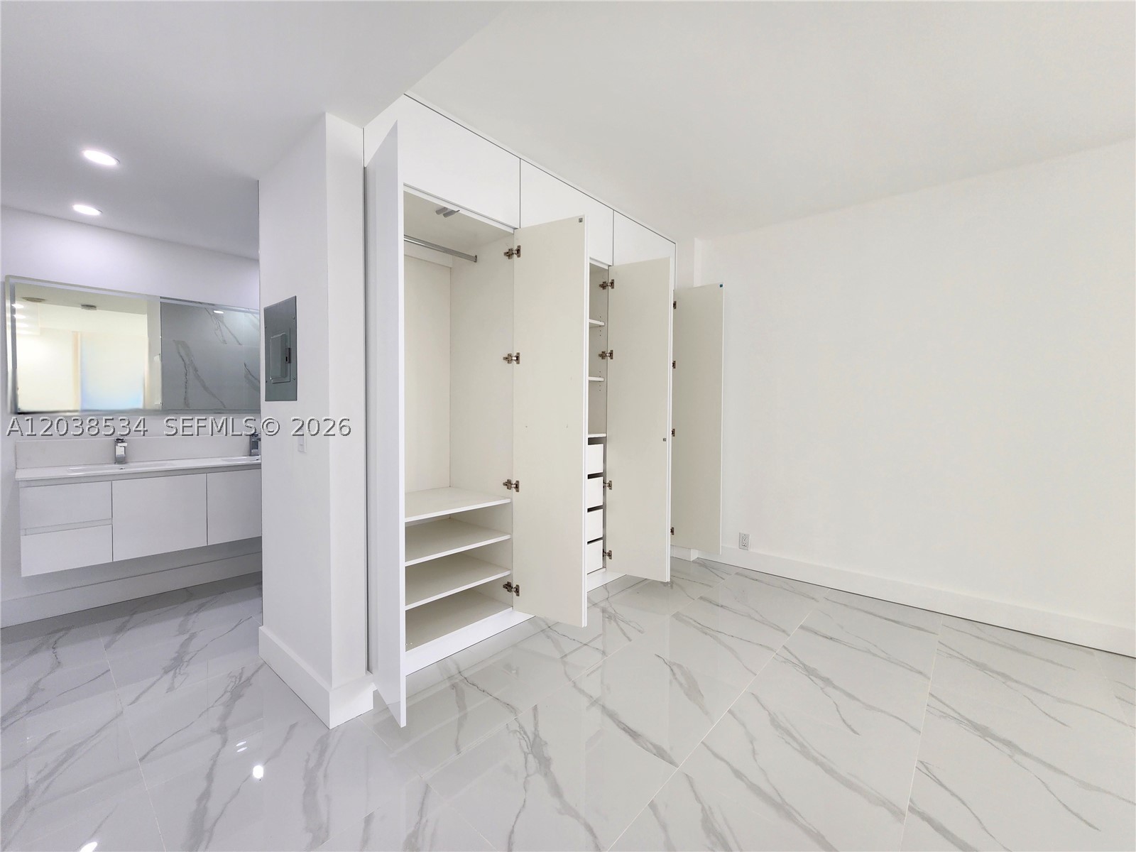 ALEXANDER TOWERS CONDO - Residential