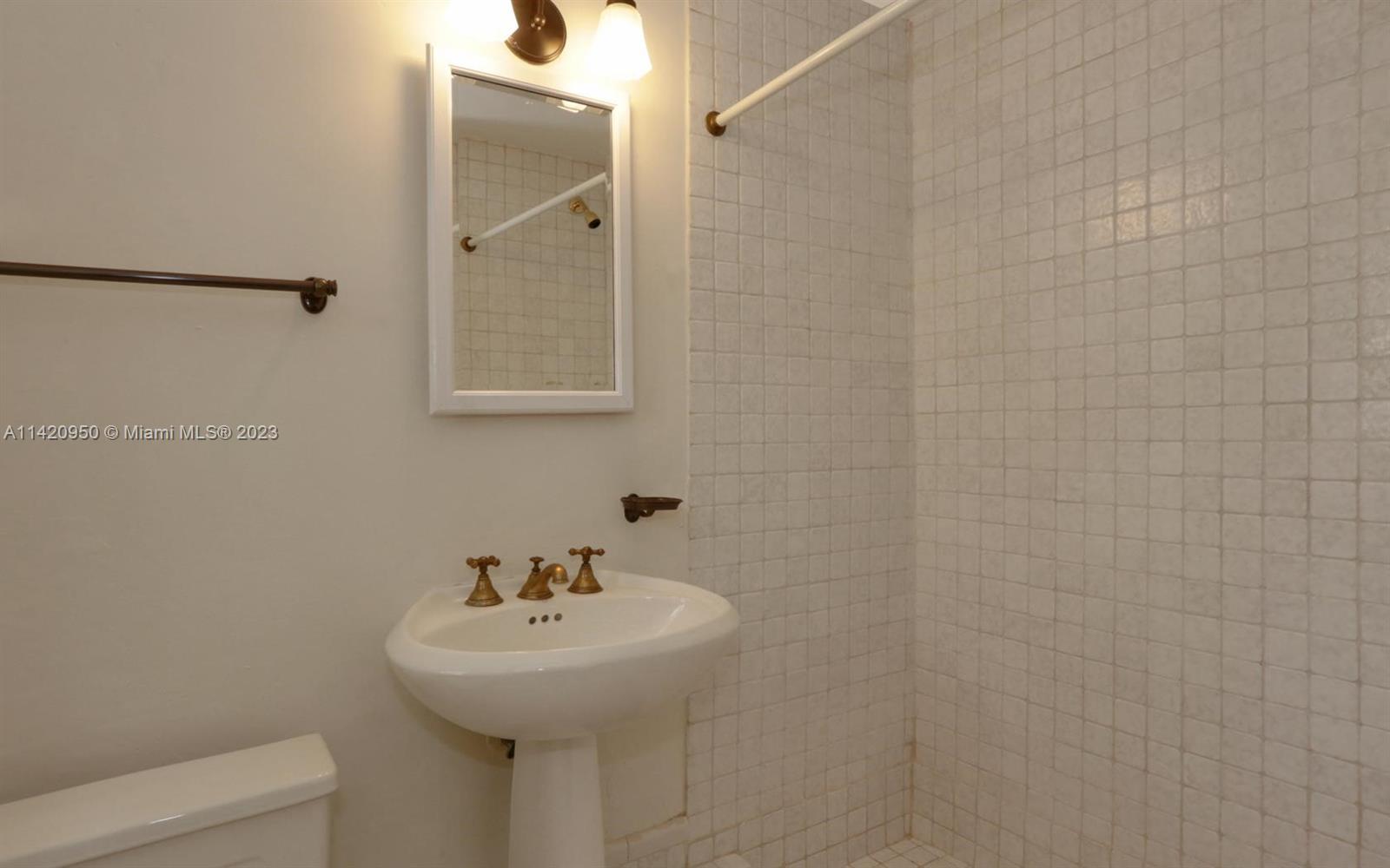 SUNSHINE FRUITS CO - Residential Lease