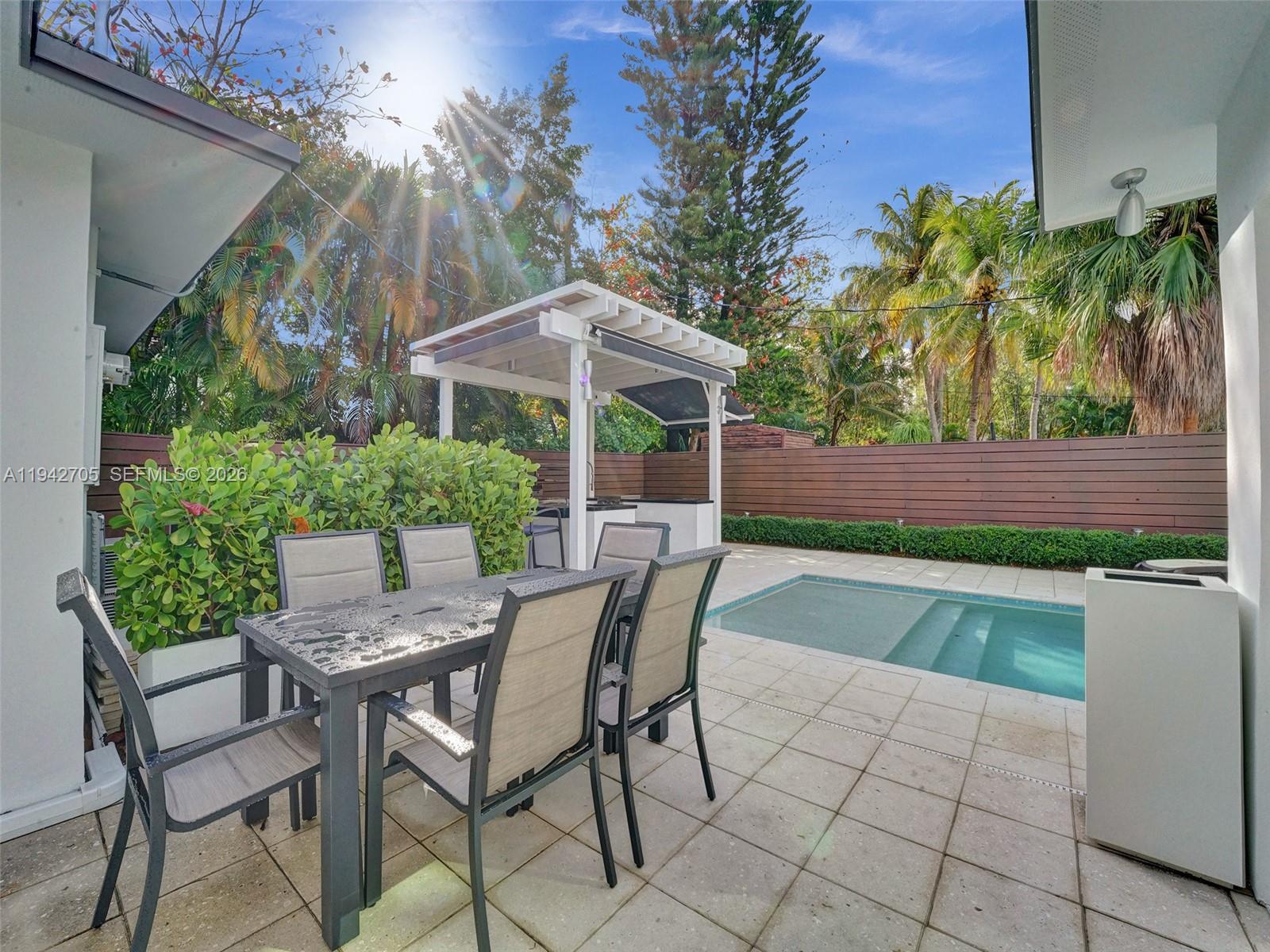 LAUDERDALE GROVES AMEN PL - Residential