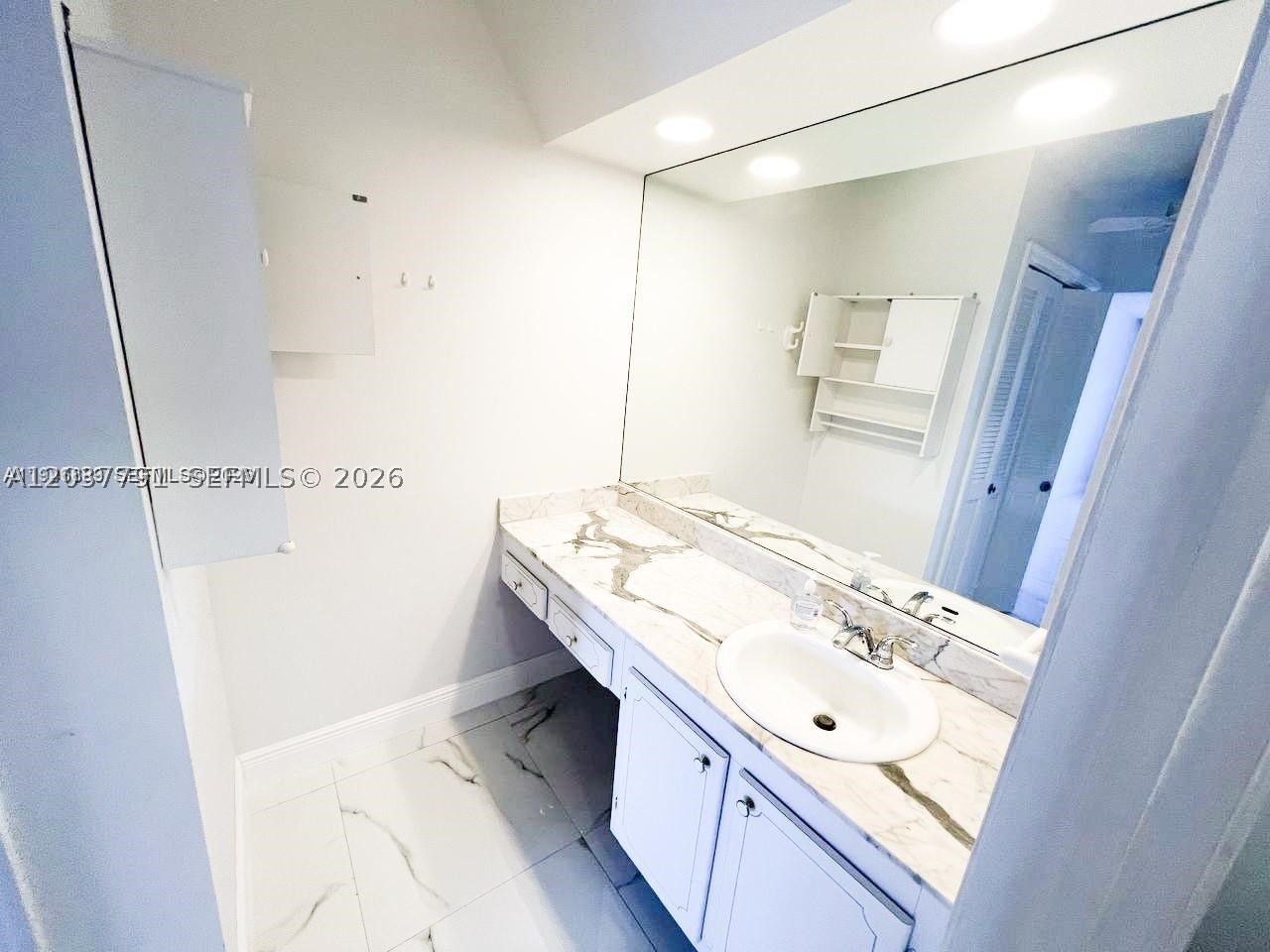 BAY COLONY CLUB CONDO - Residential Lease