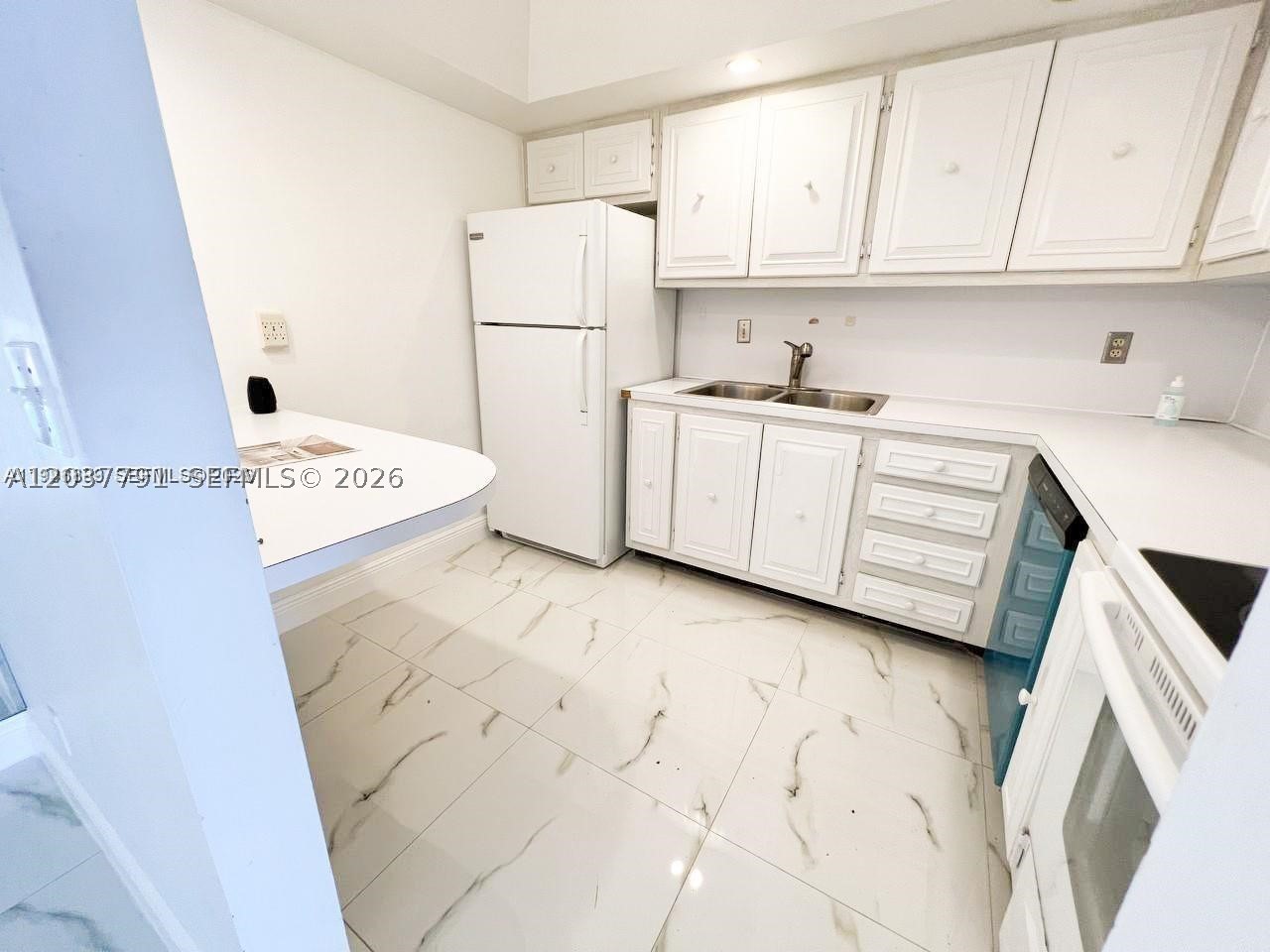 BAY COLONY CLUB CONDO - Residential Lease