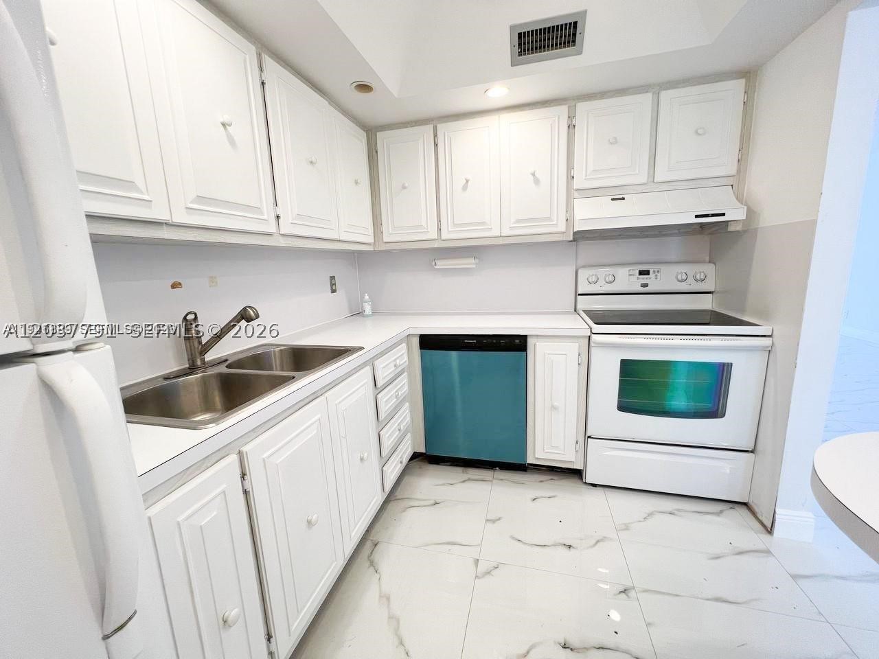 BAY COLONY CLUB CONDO - Residential Lease