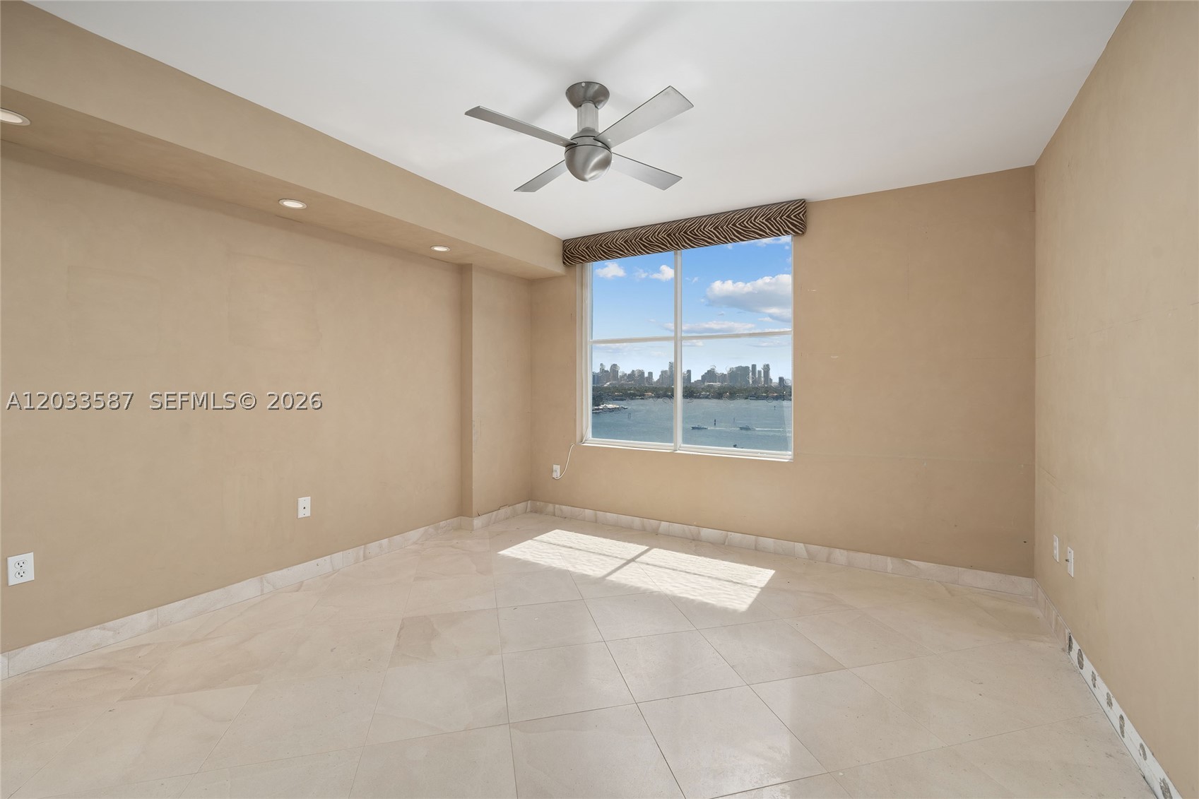 SUNSET HARBOUR NORTH COND - Residential