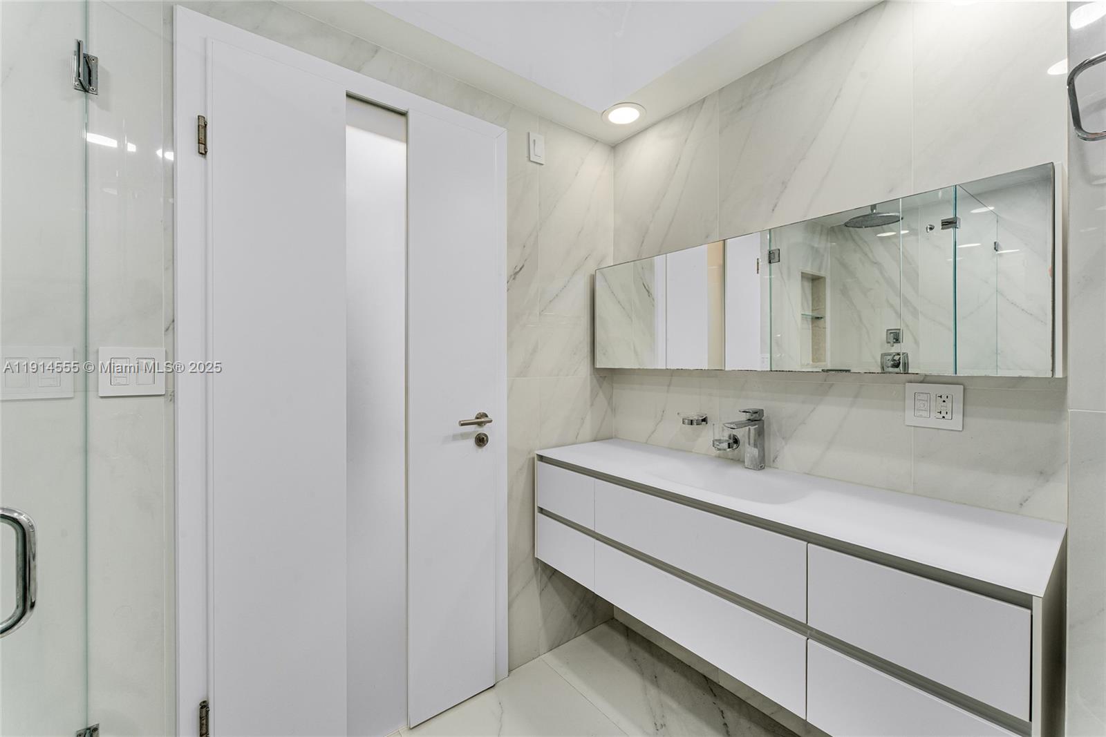 SAYAN CONDO - Residential