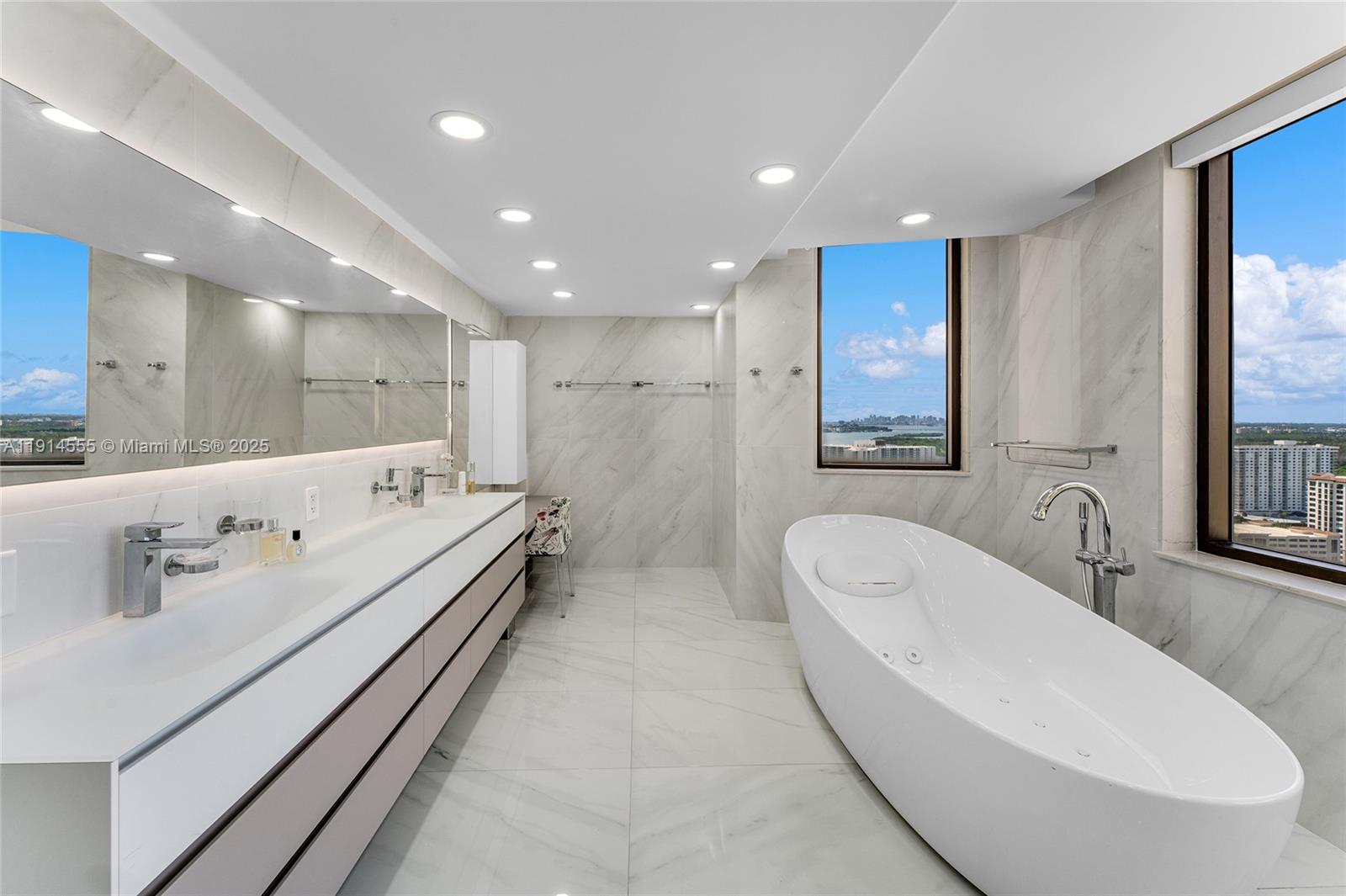 SAYAN CONDO - Residential