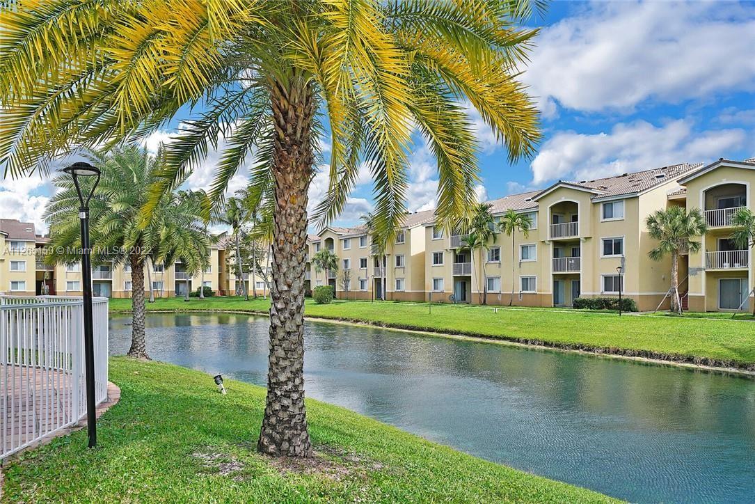 Cozy Lake view 1 bedroom 1 Bathroom Condo located in Royal Grand Condominium and all within walking distance of NSU, FAU, BC. Plenty of restaurants, and shopping. Closed to Ft Lauderdale International Airport, I-95, I-595 & Turnpike.
New kitchen with quartz counter top and new bathroom.This beautiful unit features tile flooring throughout, washer and dryer within unit, vaulted ceilings and large balcony overlooking the water. Resort type condo includes large-size community pool, club house, billiard table, tennis court, basketball court, and kiosk with grill . Water is included as well!