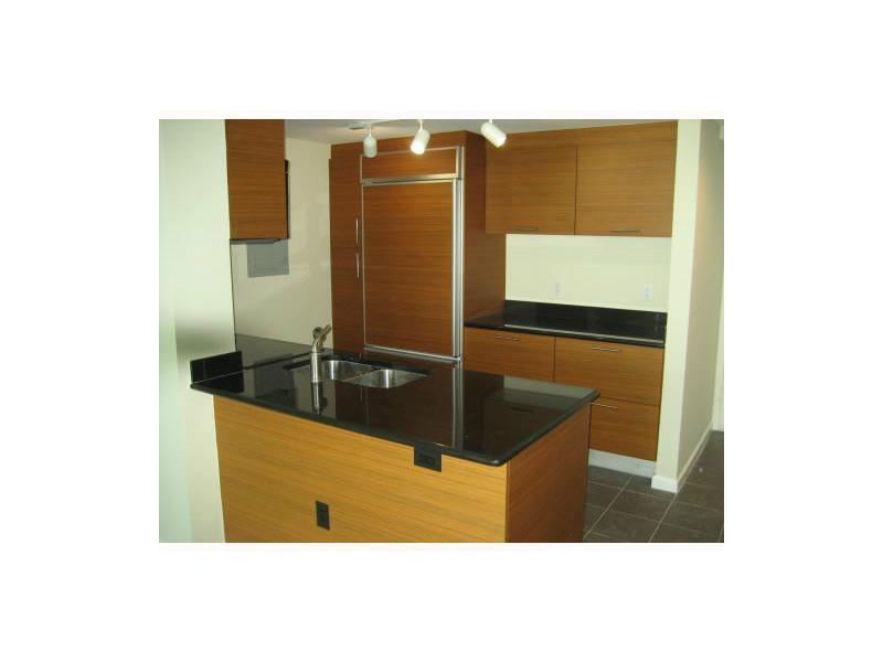 BEAUTIFUL 1 BEDROOM WITH DEN LOCATED IN THE HEART OF DOWNTOWN.  AMAZING VIEWS OF THE CITY.  WALKING DISTANCE FROM BAYSIDE, BRICKELL AND RESTAURANTS!!!!