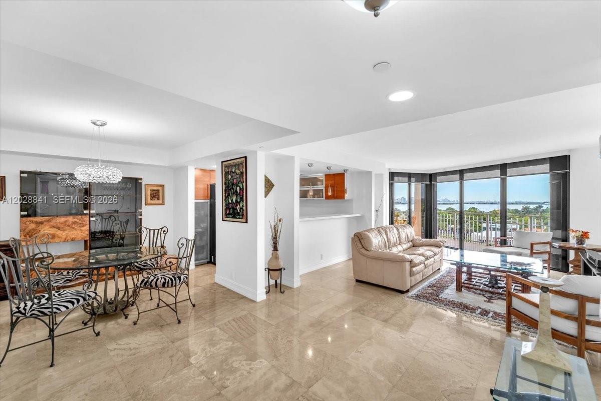 TOWERS OF QUAYSIDE CONDO - Residential