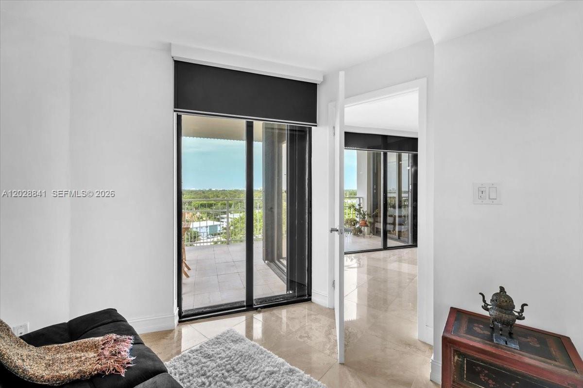 TOWERS OF QUAYSIDE CONDO - Residential
