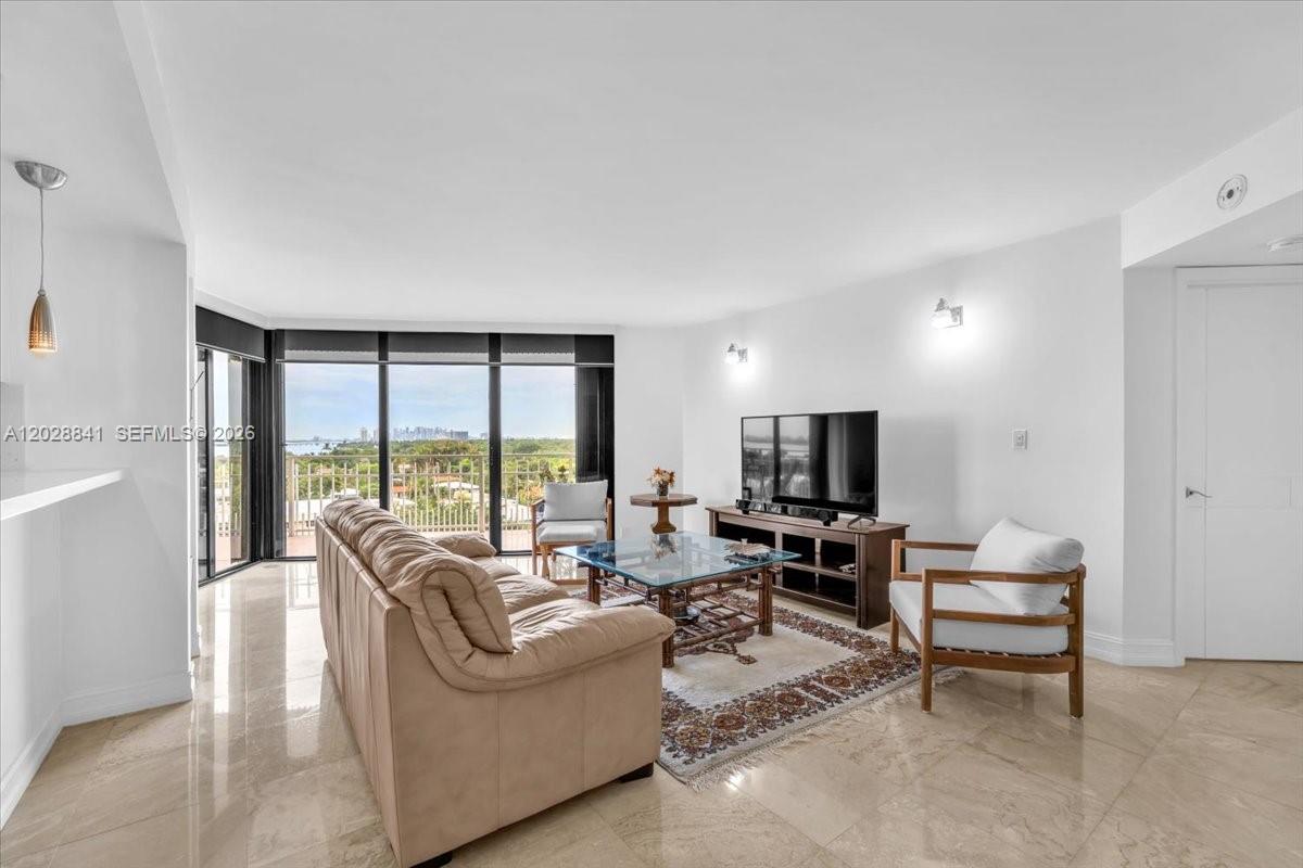 TOWERS OF QUAYSIDE CONDO - Residential