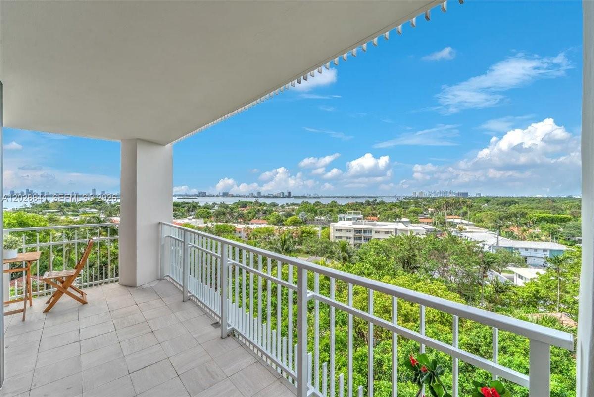 TOWERS OF QUAYSIDE CONDO - Residential