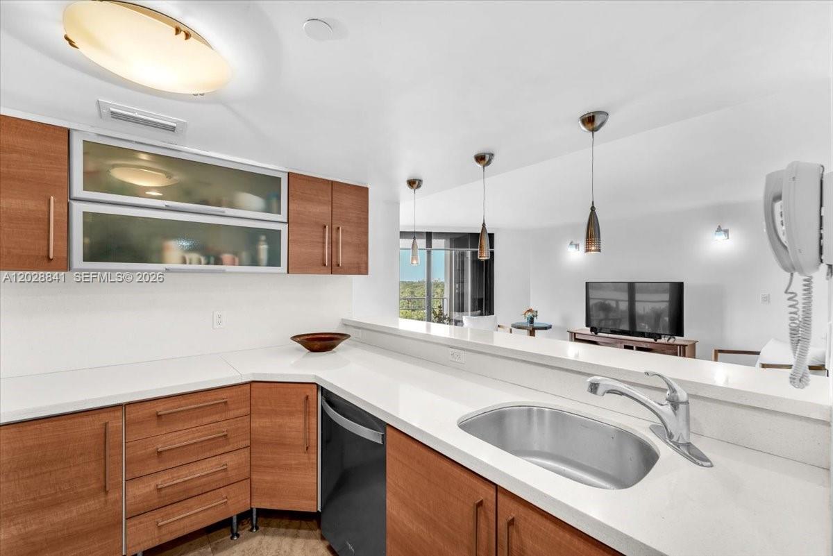 TOWERS OF QUAYSIDE CONDO - Residential