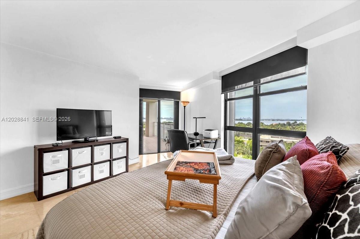 TOWERS OF QUAYSIDE CONDO - Residential