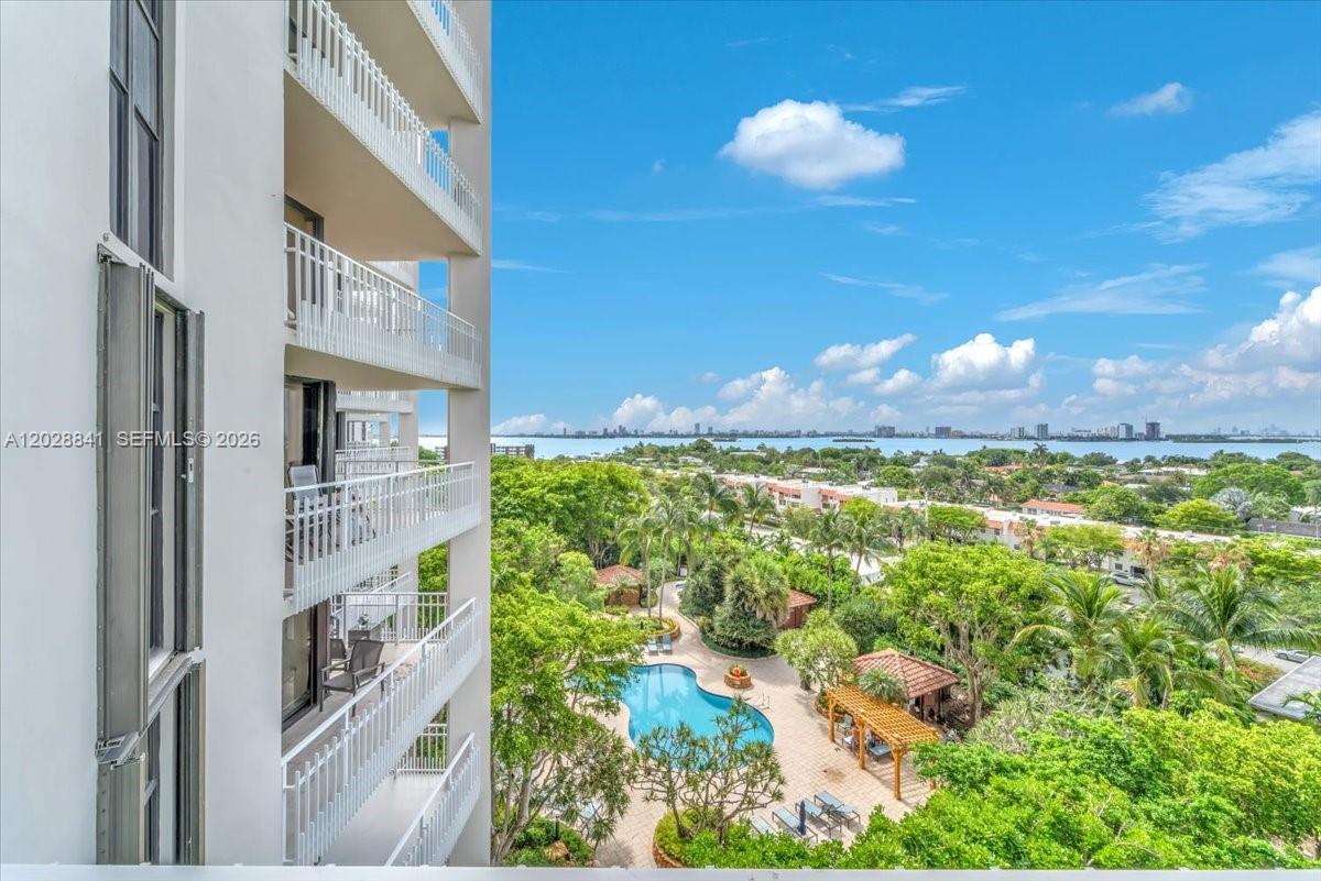 TOWERS OF QUAYSIDE CONDO - Residential