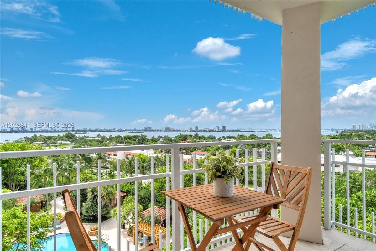TOWERS OF QUAYSIDE CONDO - Residential