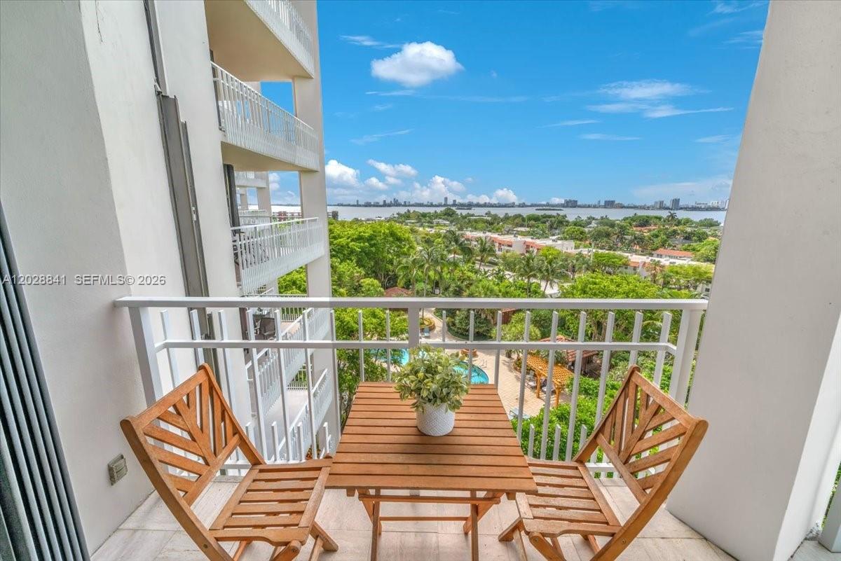 TOWERS OF QUAYSIDE CONDO - Residential