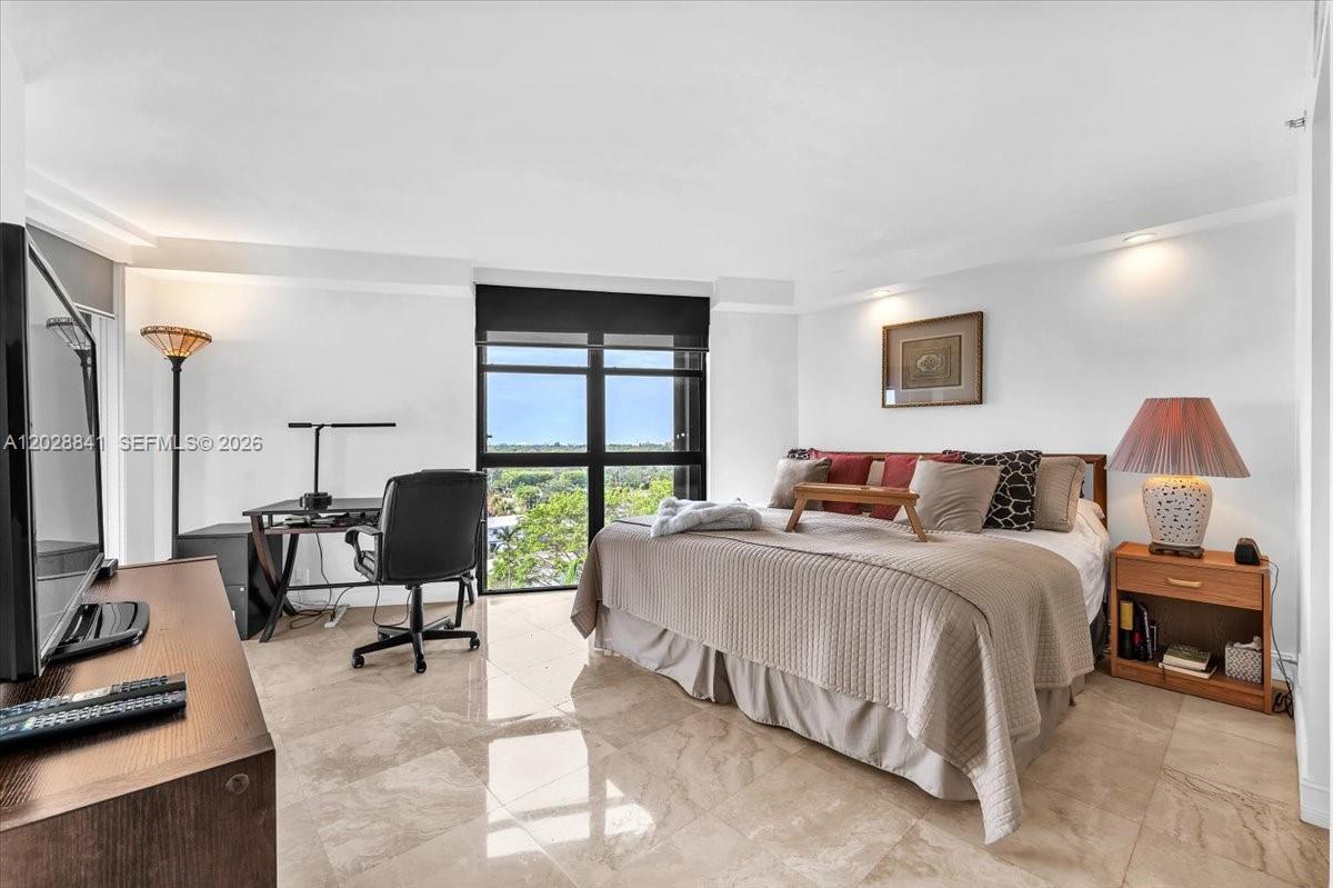 TOWERS OF QUAYSIDE CONDO - Residential
