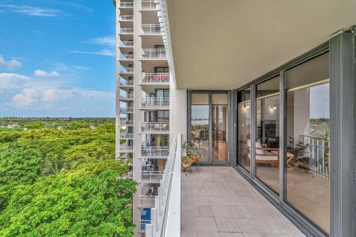 TOWERS OF QUAYSIDE CONDO - Residential