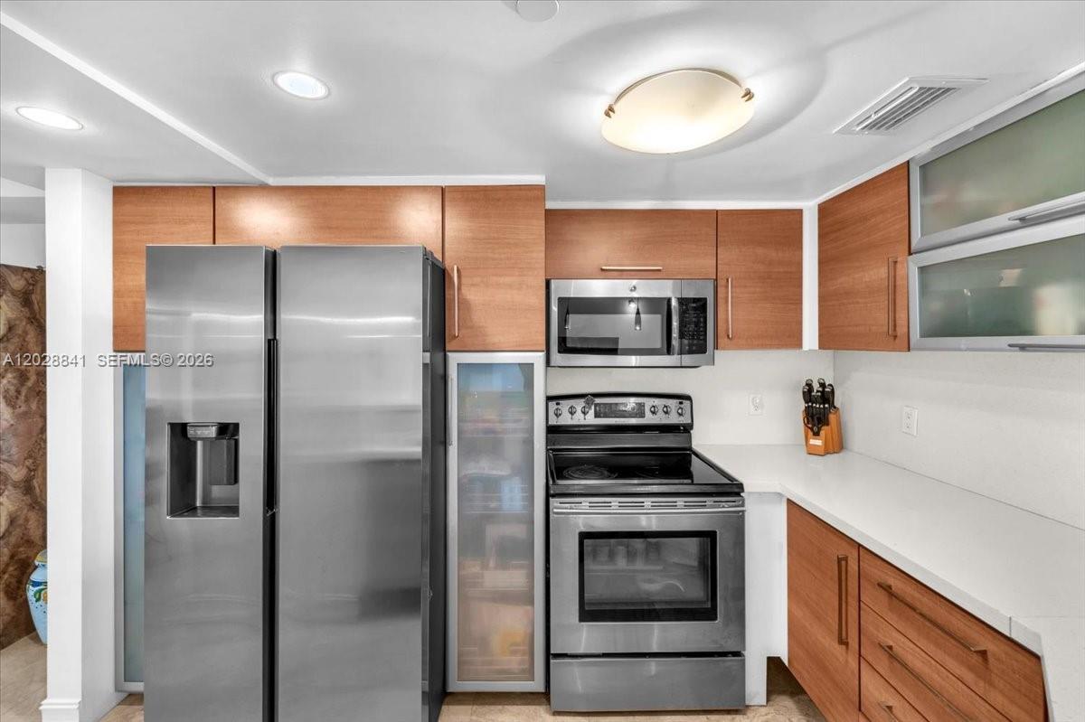 TOWERS OF QUAYSIDE CONDO - Residential