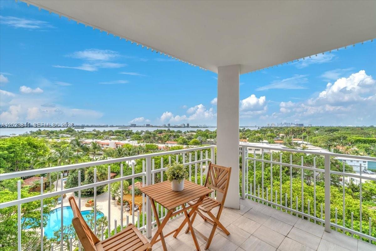 TOWERS OF QUAYSIDE CONDO - Residential